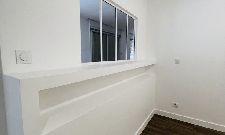 Création d’un cloison avec pose d’une verrière blanche avec porte style atelier